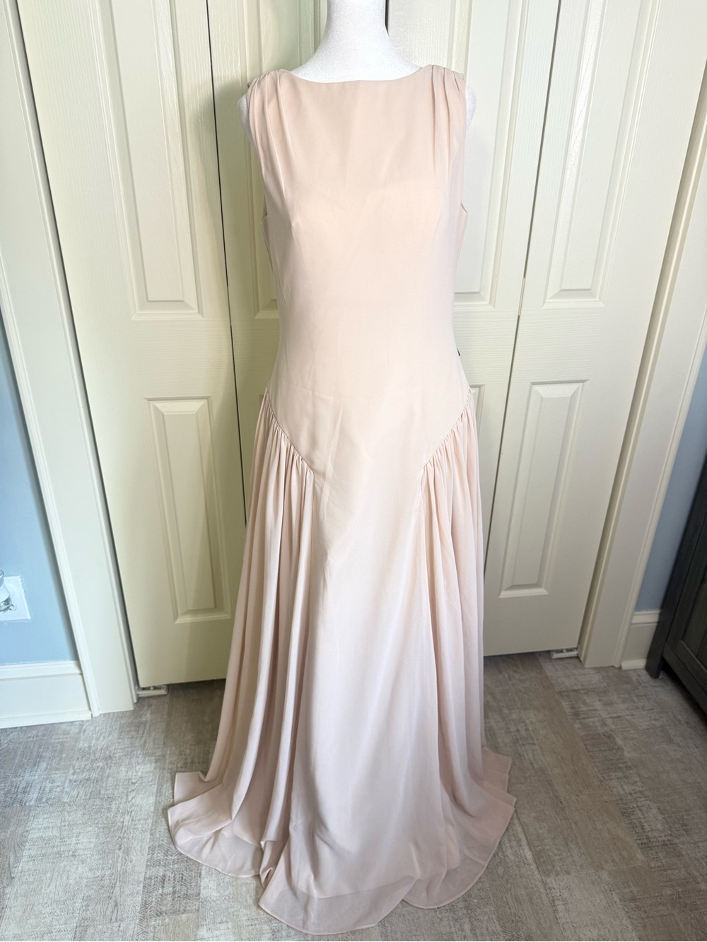 Elegant Sleeveless Maxi Dress - Picture 3 of 4